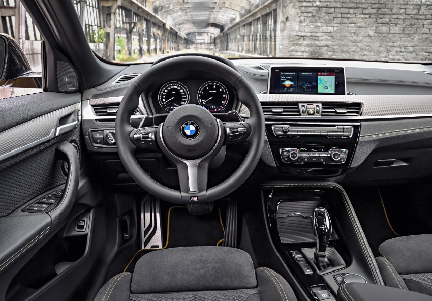 BMW X2 interni, posto guida sportivo, Alcantara e tanto look da X1.