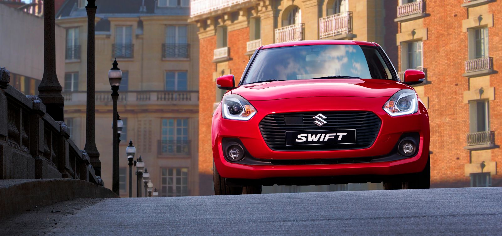 Suzuki Swift 2017: ora è più compatta, in lunghezza si contano 384 centimetri, 1 in meno rispetto a prima.