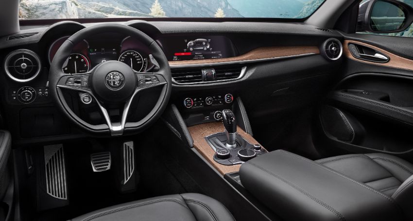 Alfa Romeo Stelvio foto interni, foto plancia. Debutta con inserti in legno l'Alfa Romeo Stelvio First edition