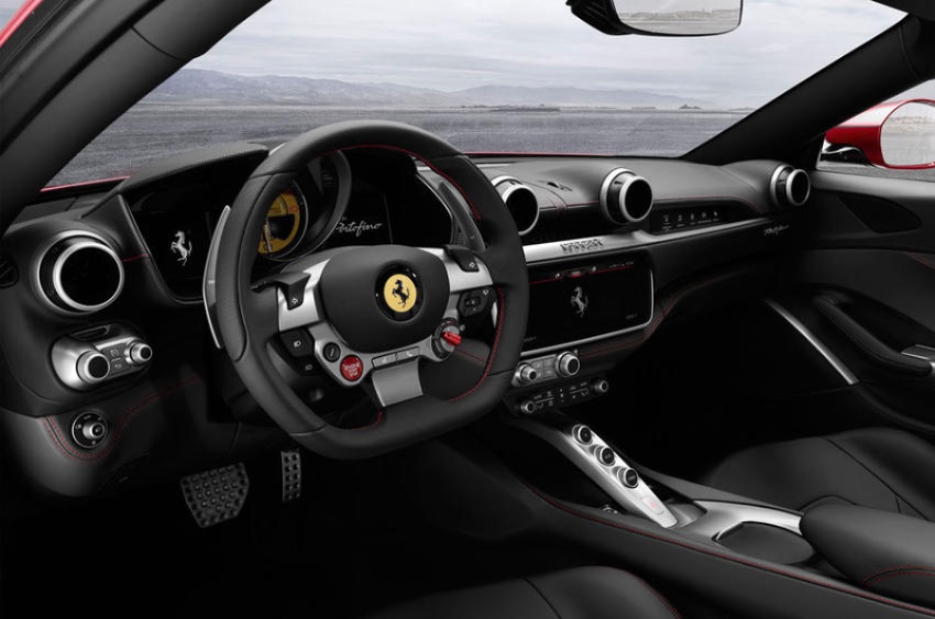 Ferrari Portofino interni: nuovo infotainment e più cura nei dettagli con volante più importante.