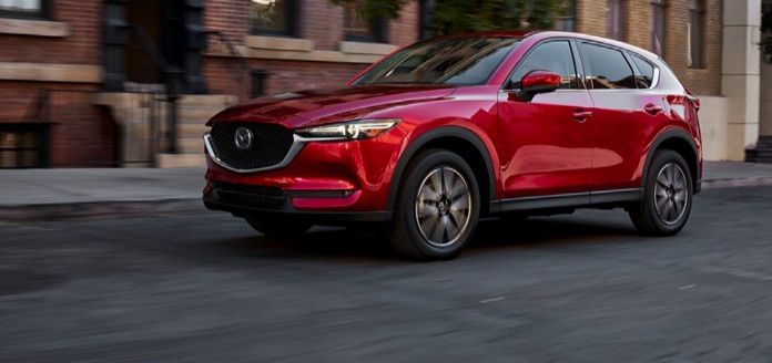 Mazda CX-5 seconda generazione: cambia forme e scocca, ora è più rigida quindi più confort e tenuta di strada.