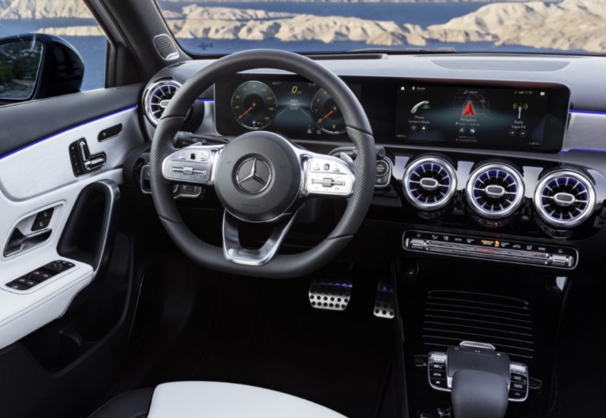 Mercedes Classe A 2018: due maxi schermi con funzioni vocali.