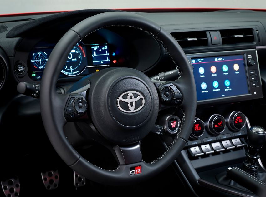 Toyota GR 86 interni strumenti volante 2022