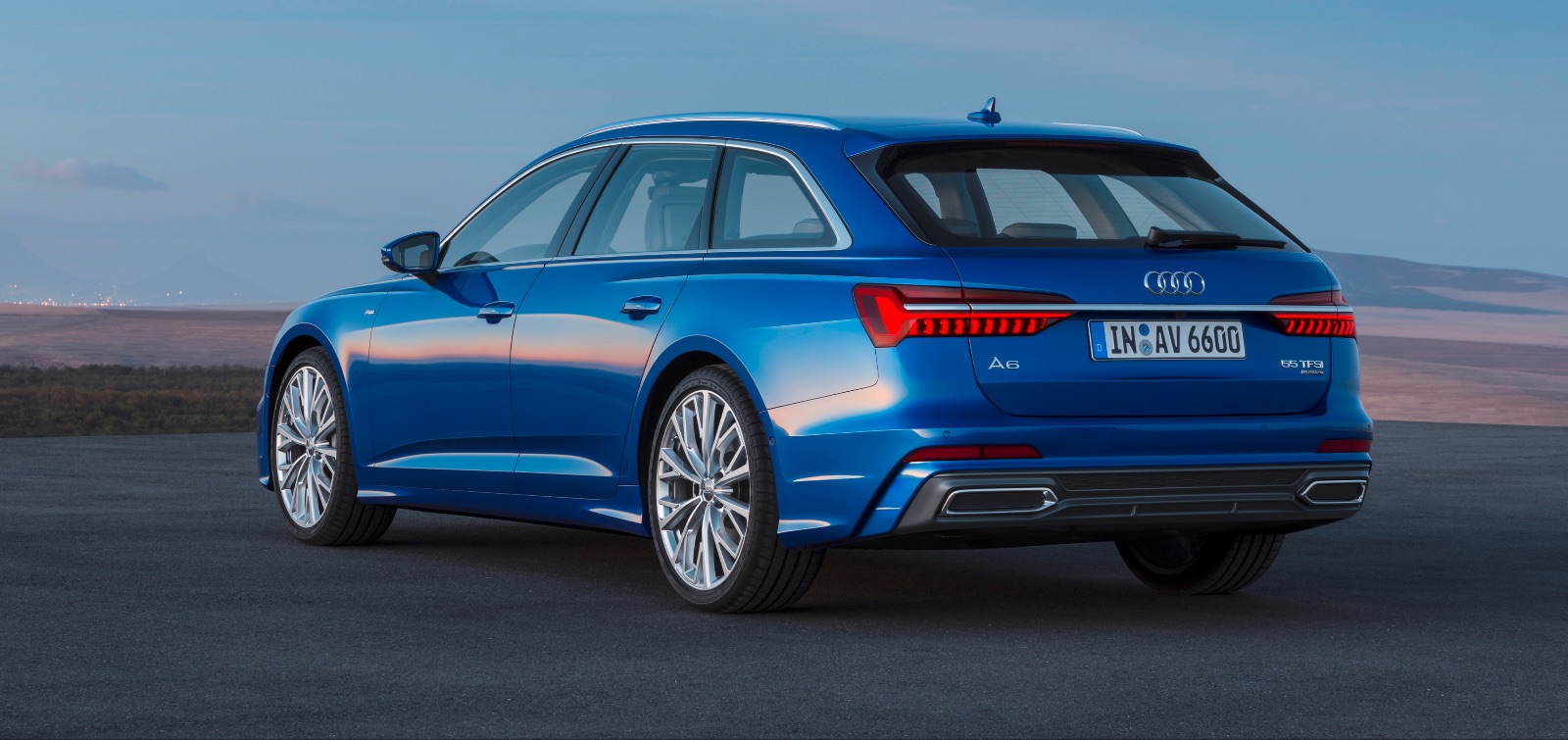 Audi A6 Avant 2018, vista posteriore e dimensioni: 4,94 metri di lunghezza, 1,89 metri di larghezza, 1,47 metri di altezza.