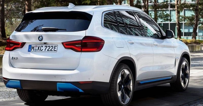 BMW i X3: due scivoli blu come scarichi