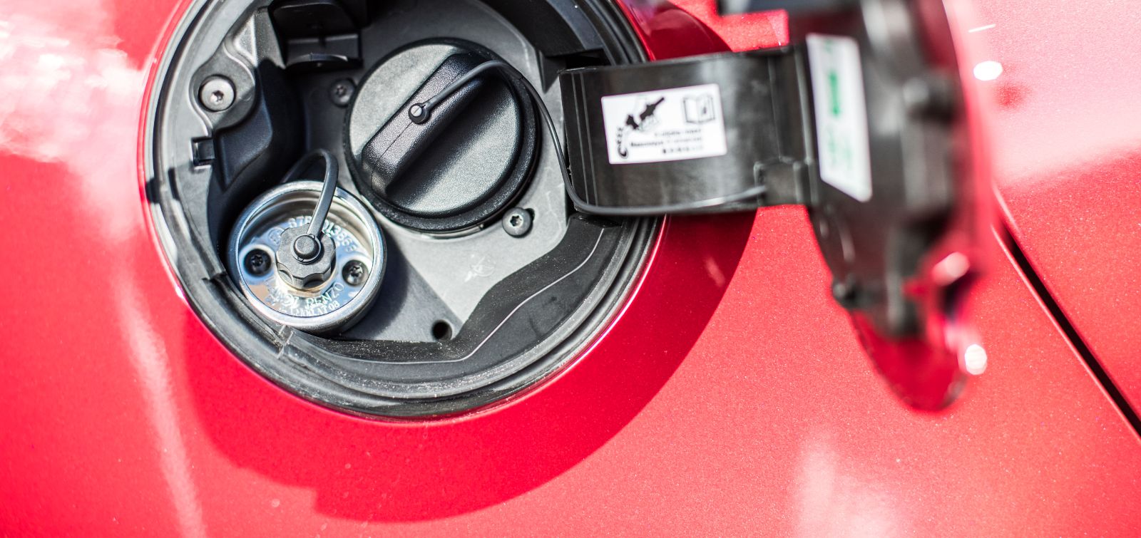 GPL: dietro lo sportello carburante due bocchettoni di rifornimento, quello della benzina e quello del gpl.