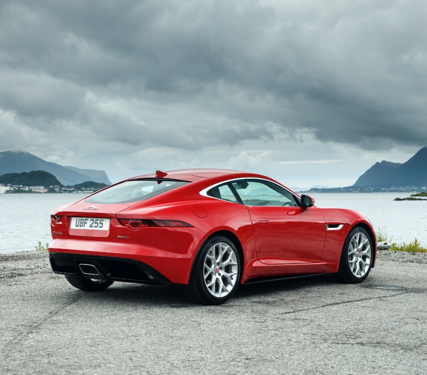 La F-Type 2.0 300 cavalli si riconosce per il terminale di scarico centrale e rettangolare.