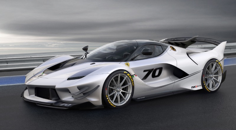 Ferrari FXX-K Evo: 830 kg di carico aerodinamico alla velocità massima e pneumatici Pirelli. 