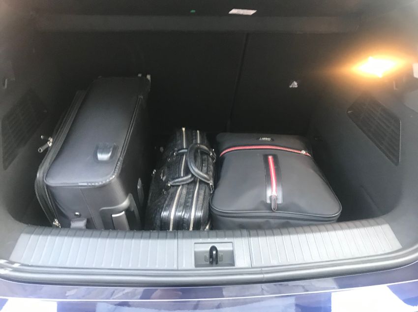 Renault Megane E-Tech bagagliaio capacità 440 litri con valigie