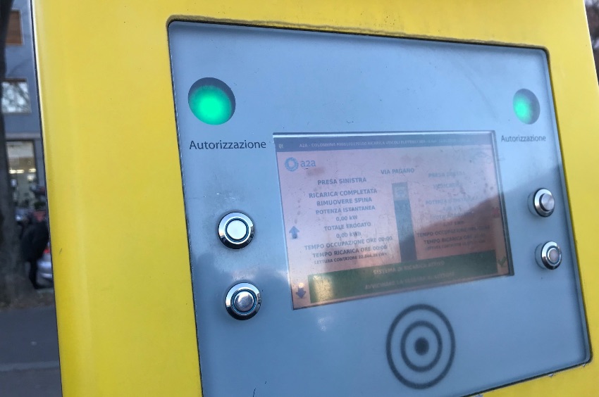 Coloninna ricarica auto elettrica