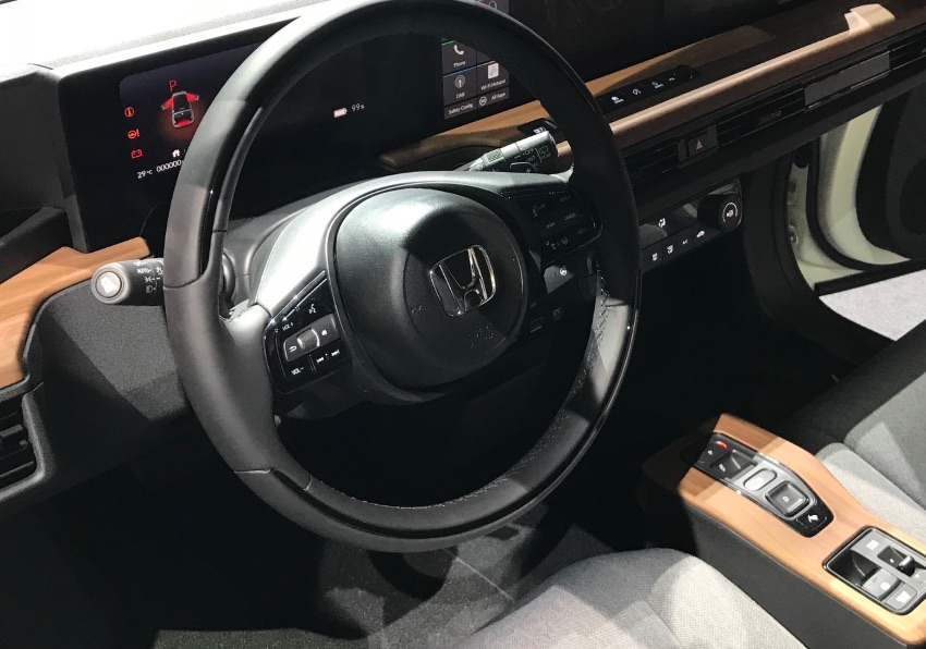Honda E interni volante leva cambio a pulsante