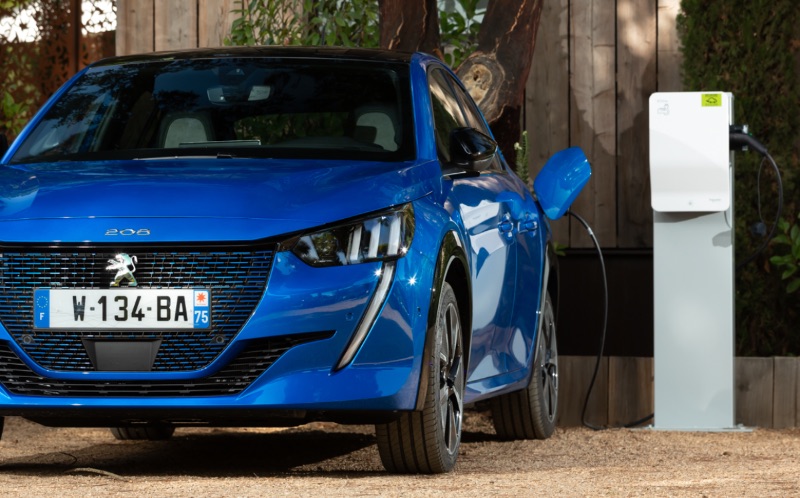 Auto per neopatentati: la nuova Peugeot e-208 pura elettrica 
