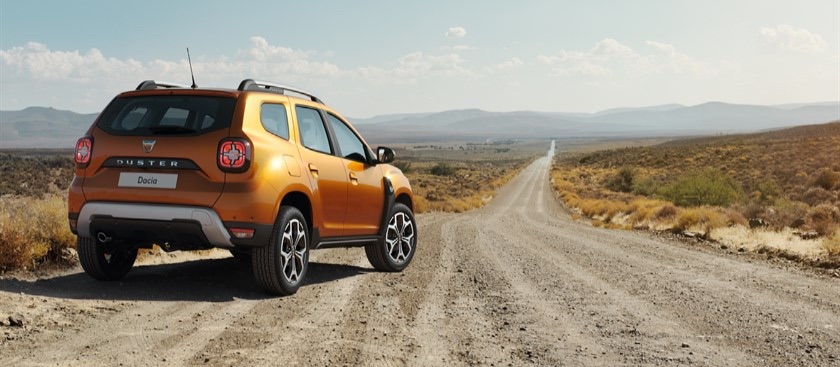 Nuovo Dacia Duster: la seconda generazione cresce un po' nelle dimensioni e i fari ricordano quelli della Jeep Renegade.