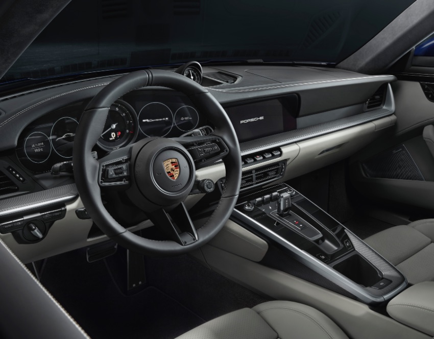 L'abitacolo e il quadro strumenti della Porsche 911 ottava generazione sigla 992 con il grande schermo da 10.9 pollici