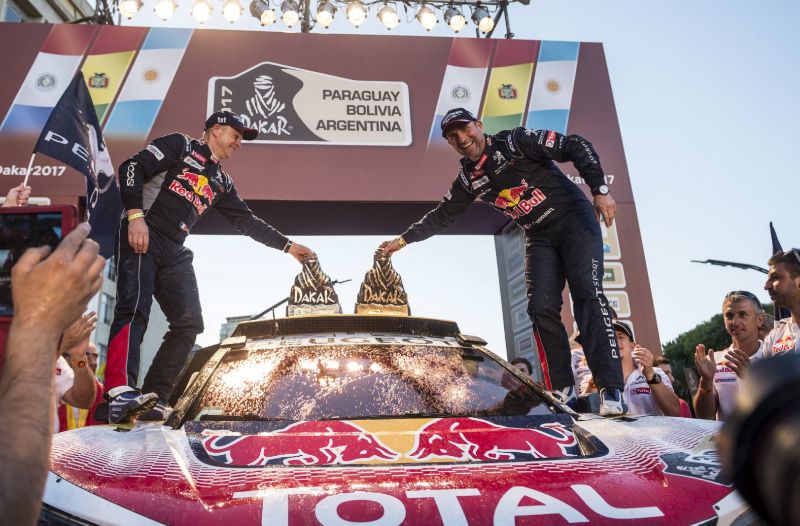 Dakar 2017: i trofei dei vincitori. Peugeot e Peterhansel.