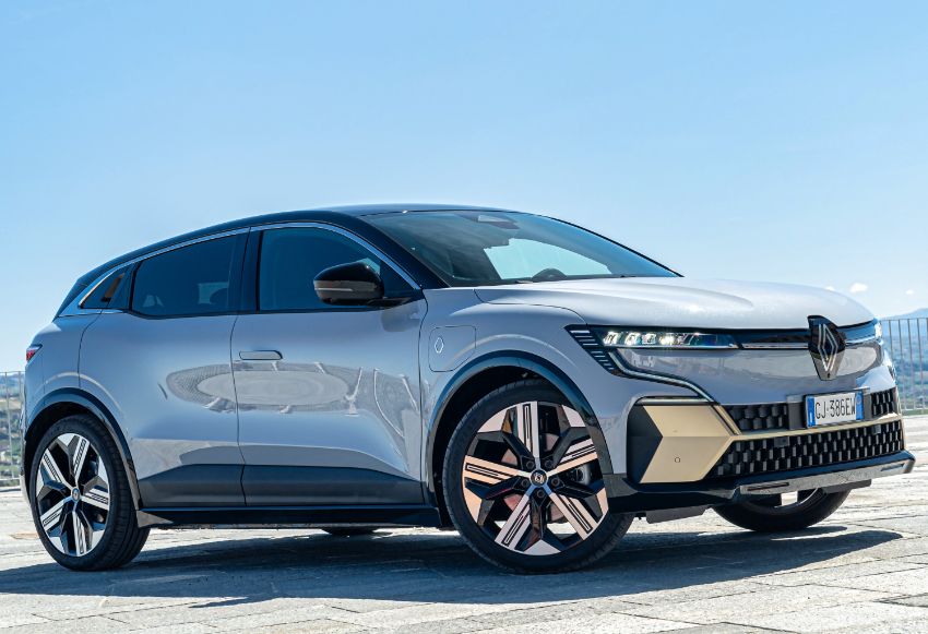 Renault Megane E-Tech vista anteriore