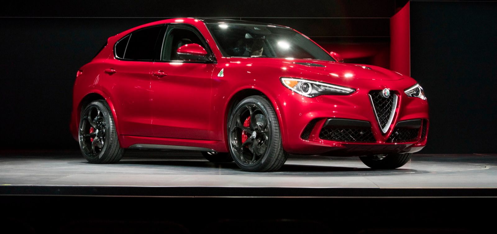 Alfa Romeo Stelvio: dopo il debutto al salone di Los Angeles sono in tanti ad aspettarla. Bellissima, ha trazione integrale sofisticata per farla andare forte su asfalto ma si spera anche in grado di farla muovere sicura su fondi insidiosi.
