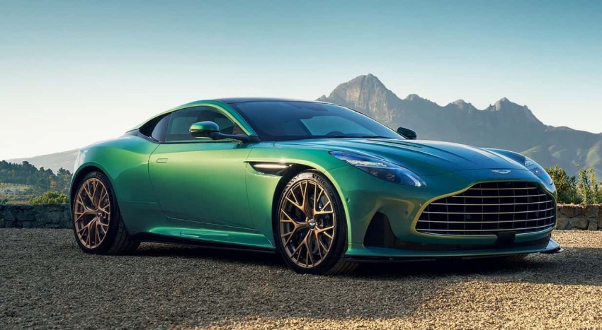 Aston Martin DB12 vista frontale 2023