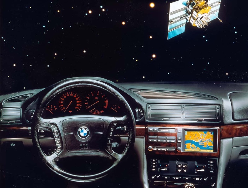 Quale è stata la prima auto ad avere il navigatore GPS? La BMW Serie 7 in Europa. Nel mondo la Mazda.