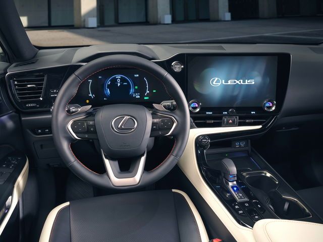 Lexus NX 2022 interni plancia volante display