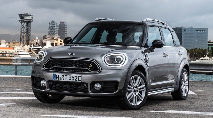 La Mini Countryman Cooper S E si riconosce la S gialla e la presa di rifornimento corrente davanti alla portiera lato guida.