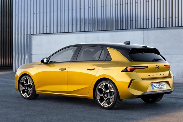 Opel Astra sesta generazione vista posteriore