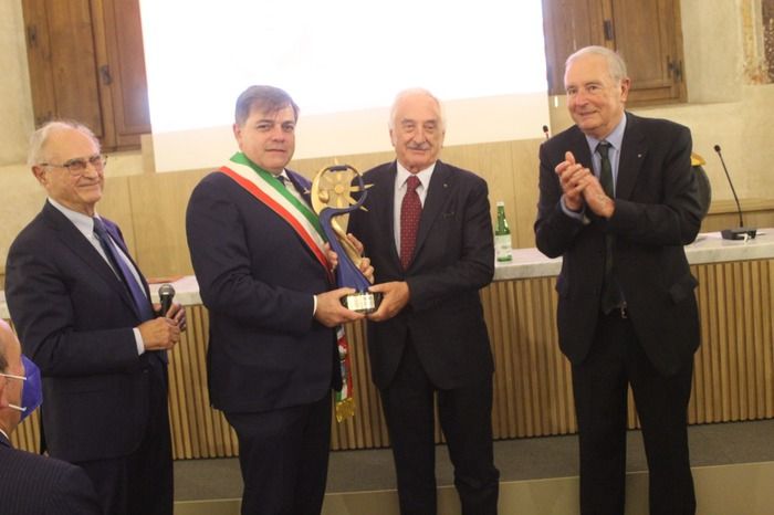 Al fondatore e presidente di Brembo, Alberto Bombassei, è stato consegnato il Premio Internazionale Barsanti e Matteucci