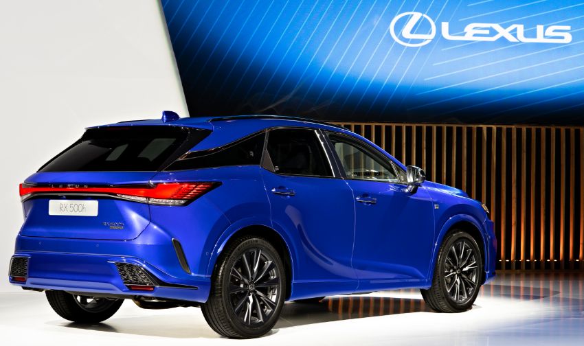 Lexus RX nuova generazione 2022 vista posteriore foto del posteriore