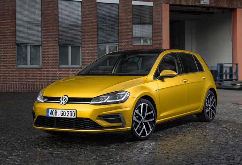 Volkswagen Golf 2017: nuovo motori, servizi maggiori sono le principali novità. Cambia insomma poco fuori ma tantissimo sotto la pelle. 